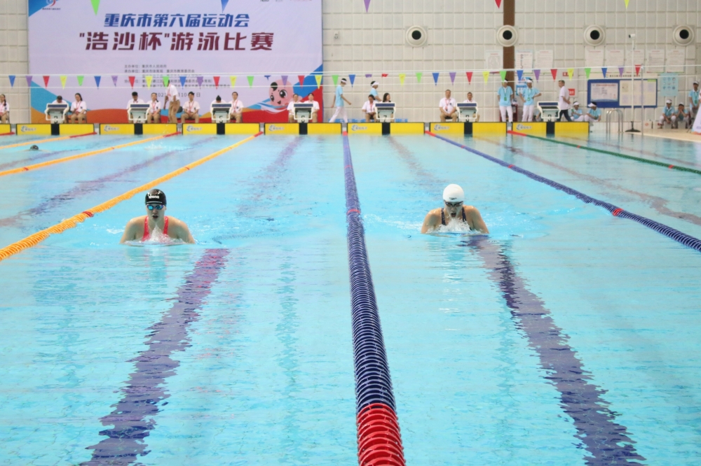 乌克兰选手在游泳比赛中创造佳绩