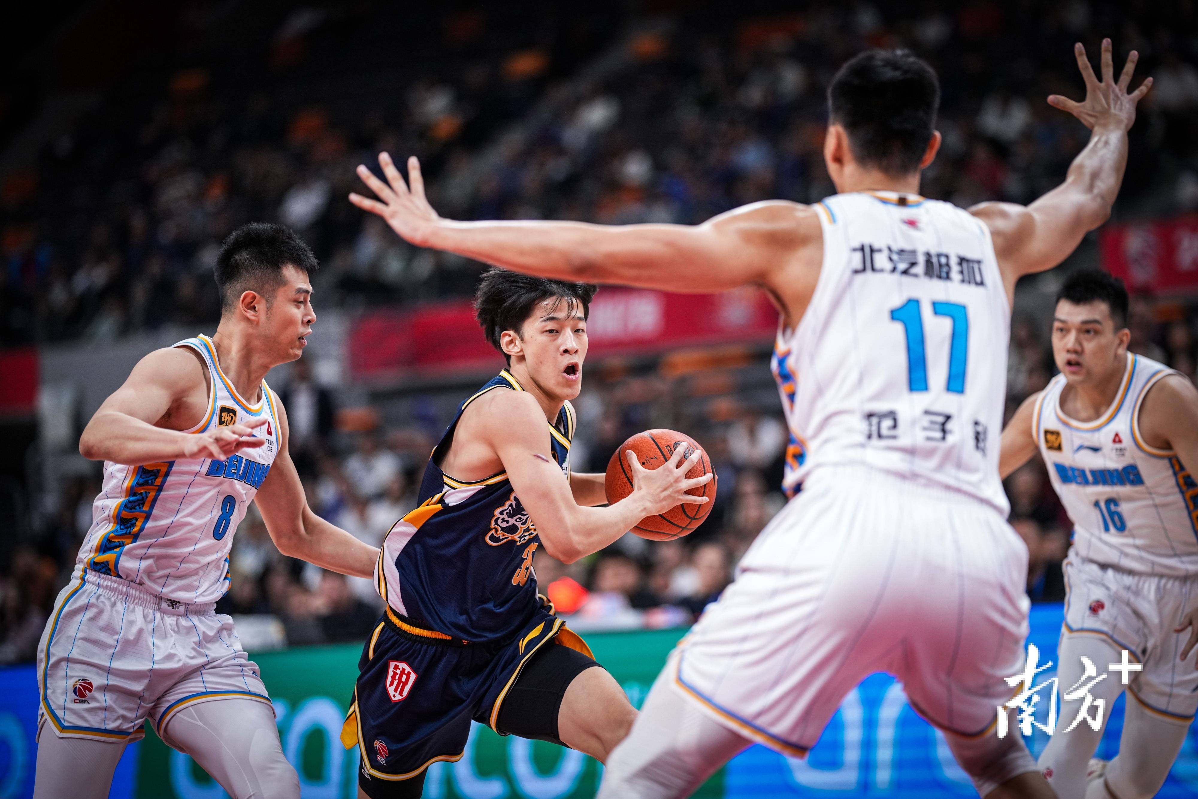 关于北京客场大胜广州，锁定季后赛席位的信息